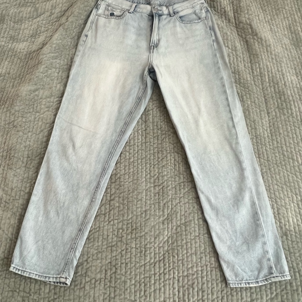 Light wash Mom Jean American Eagle